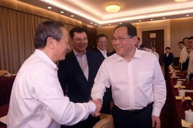 老总亲密书_亲密的情侣头像动漫
