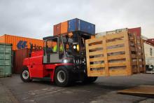 卡尔玛8吨叉车灵活穿梭集装箱