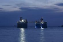 上海振华 海工集团海工平台事业部顺利完成中交二航10000T “航工半潜驳3号”最大沉浮试验