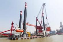 上海振华 世界最大风电安装平台成功完成起重机浮态全回转吊重试验