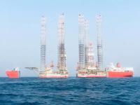 “振华7”轮成功装载姊妹平台