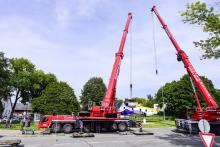 利勃海尔移动式起重机起吊军事历史展品