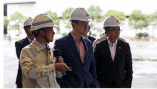 新加坡贸工部高级政务部长许宝琨先生访问南通振华重型装备制造有限公司