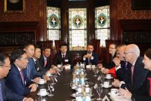 上海振华 朱连宇陪同中国交建总裁宋海良会见汉堡市长彼得舍申茨彻