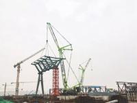 中联300吨履带吊显身手，国家会展中心屋架钢构首吊成功