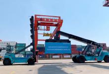 庆祝科尼正面吊交付至广西北部湾港贵港