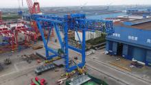 振华重工在美首台低姿态岸桥完成总装