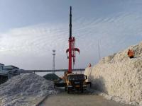 这是一个行走在“戈壁滩”的吊装人