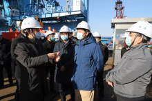 上海市副市长吴清调研振华重工疫情防控及复工情况