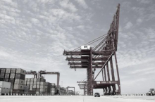 疫情“阴霾”之下， ZPMC装备点亮海外码头 | 