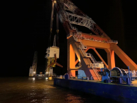 振华海工集团 国内首个潮流能公共试验平台——舟山潮流能发电示范工程成功完成海上机组吊装