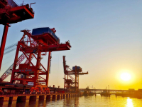 上海振华重工 国投镇江港2500吨卸船机完成总装