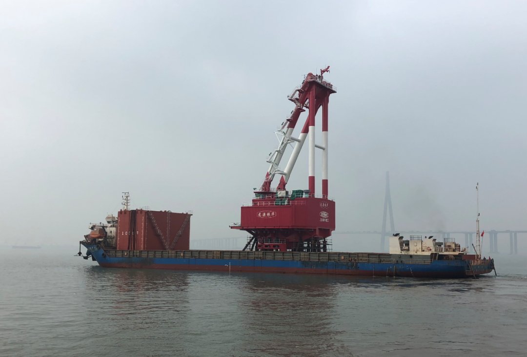 龙源振华2500吨起重机回转底盘顺利发运