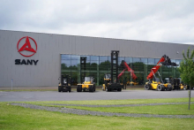 三一 海外市场逆势增长！20多台港机设备齐发欧洲