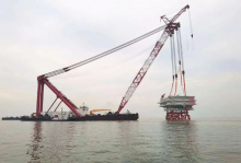 上海振华 “新振浮7”轮完成杭州湾首座海上升压站吊装