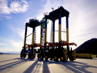 疫情下“中国制造”获青睐 振华重工中标南非港口跨运车项目