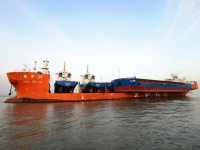 “振华34”轮在几内亚成功浮卸4条工程船