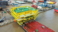 振华重工完成升压站滚装上船