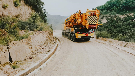 敢出风头！航拍徐工XCA750首吊，宛如大片！