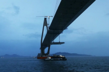 为跨海大桥铸梁铺路