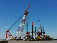 上海振华 2500吨坐底式海上风电安装平台完成桩腿吊装