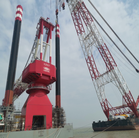 上海振华 不畏险阻，敢为人先——2500吨坐底式海上风电安装平台桩腿吊装纪实