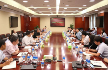 上海振华 朱连宇调研智能跨运车和港机设备燃料电池系统科研项目