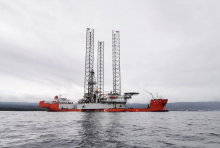 ZPMC船队连续完成钻井平台浮装及升压站吊装