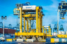 卡尔玛混合动力跨运车助力码头迈向更环保的未来