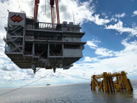 9天，振华重工连续完成两个海上升压站吊装任务