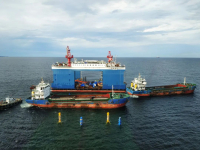 “振华33”轮喀麦隆成功浮卸8条工程船