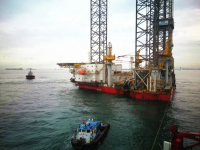 “振华34”轮在新加坡锚地浮装自升式钻井平台