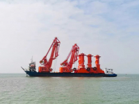 北部湾港2台门机卸船完成