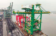 港通公司交付1台桥式抓斗卸船机