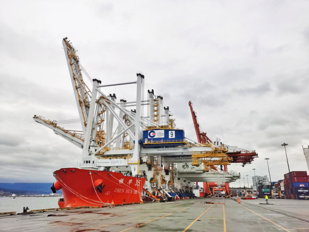 加拿大GCT码头2台岸桥顺利卸船