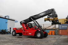 ZPMC超级正面吊系列产品陆续下线