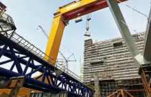 江苏如东海上换流站配套变压器顺利吊装