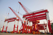 上港尚东11台自动化轨道吊进入总装