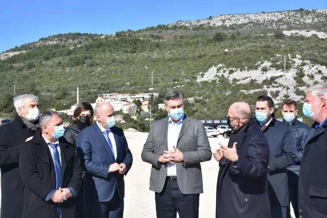 佩列沙茨大桥完成新年首吊 克罗地亚总理到现场考察