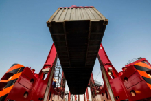 卡尔玛赢得10台混合动力跨运车订单