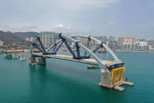 振华重工参建香港将军澳大桥顺利完成主跨钢拱桥定位安装