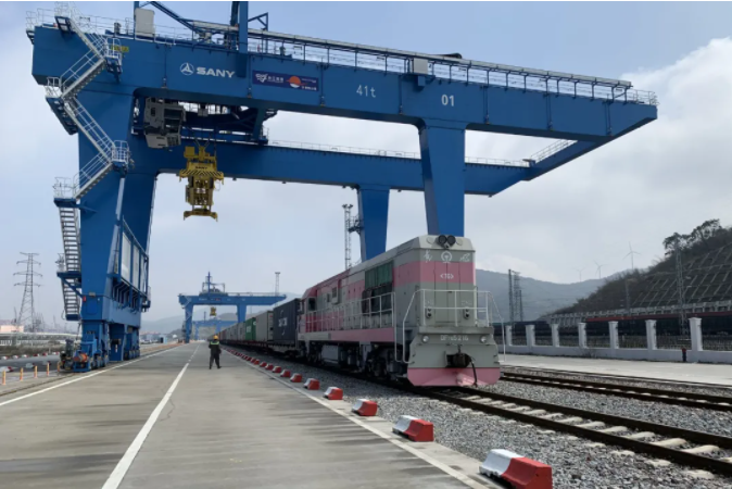 三一场桥助力穿山港站海铁联运业务量超“10万箱”