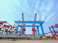 上海振华 新动态！国内首个海铁联运自动化码头首台场桥完成总装