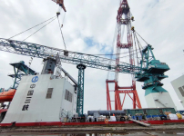 韩通800吨起重机完成整机模块一体吊装