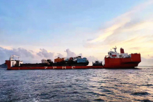 “振华34”轮在广州港成功浮装5艘工程船