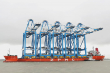 上海振华 国内首个海铁联运自动化码头岸桥设备发运