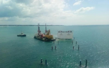 “振华33”轮坦桑尼亚成功浮卸10艘工程船