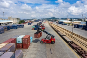 为什么卡尔玛正面吊在铁路货运如鱼得水？