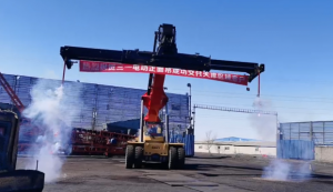 天津首台电动正面吊交付客户投入使用