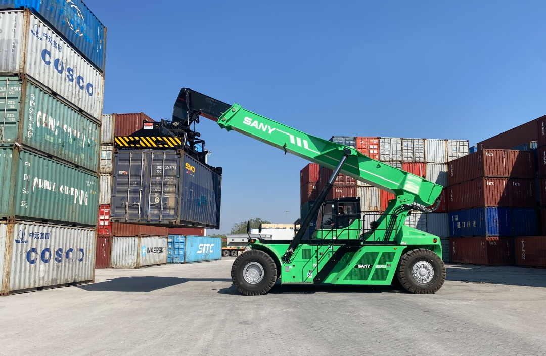 安徽首台三一电动正面吊交付，持续领跑行业电动化潮流